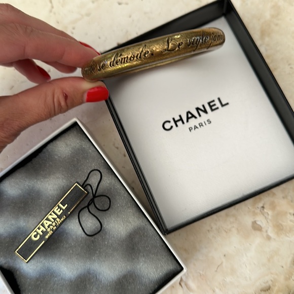 Hard to find CHANEL 2007 "La mode se démode, le style jamais" bracelet w box - Picture 7 of 10